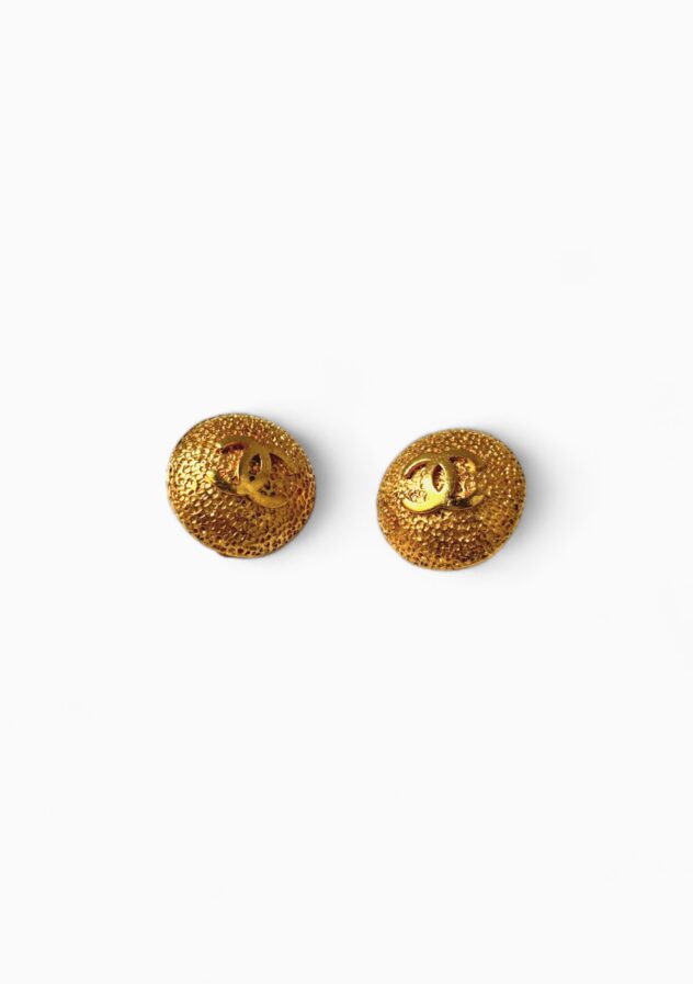 Chanel golden clip-on earrings - one size - The Collectives Amsterdam - rent and buy secondhand and vintage designer clothes