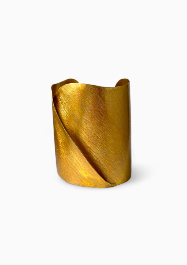 Non Signé Gold Textured Cuff Bracelet - The Collectives Amsterdam - rent and buy secondhand and vintage designer clothes