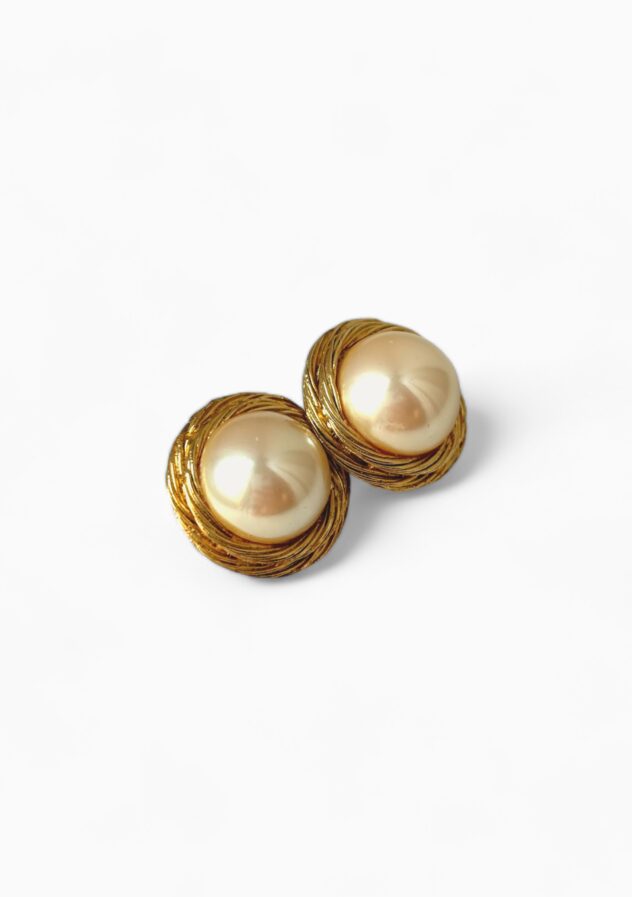 Givenchy Clip-On Pearl Earrings - The Collectives Amsterdam - rent and buy secondhand and vintage designer clothes