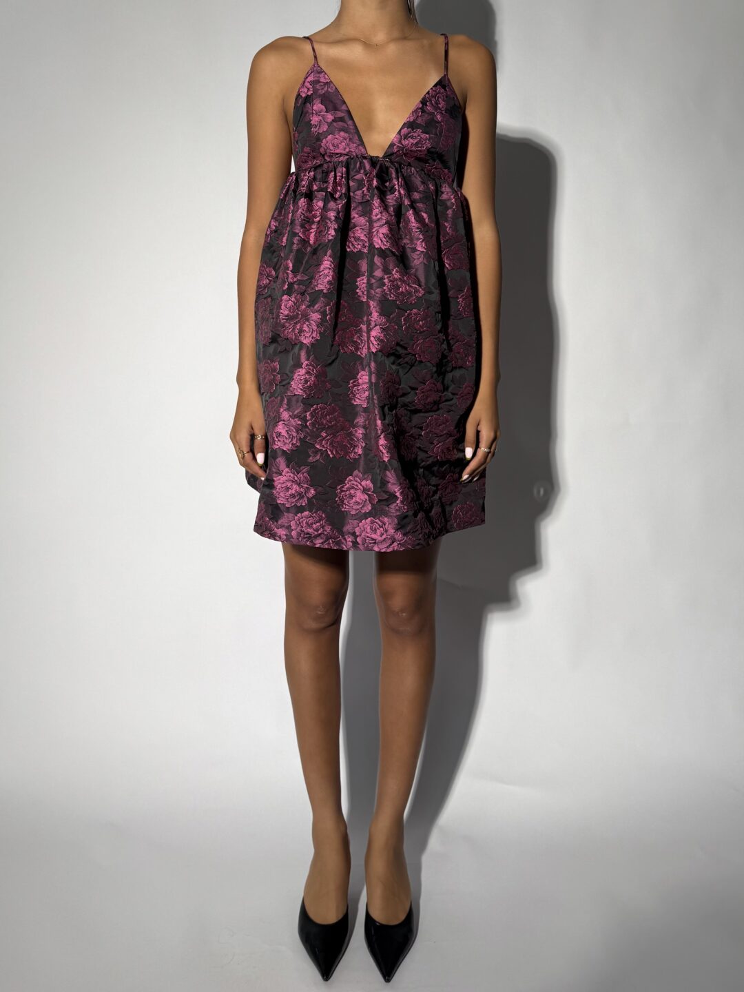 Short dress with roses and V-neck