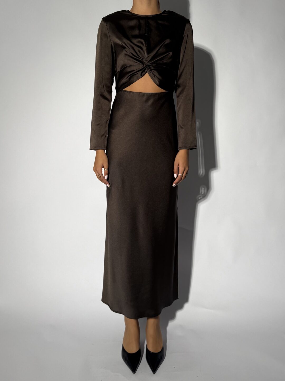 Long dress with long sleeves and a cutout on the front