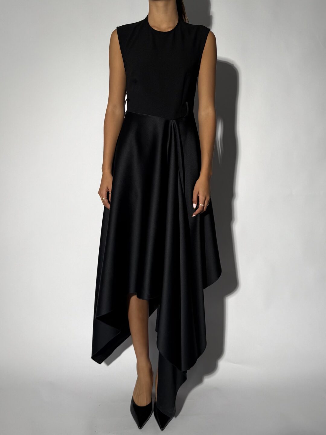 Long sleeveless dress with round neck