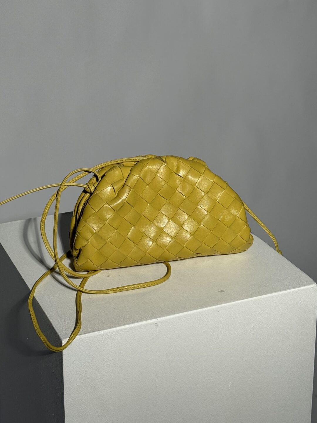Pouch Intrecciato-woven leather